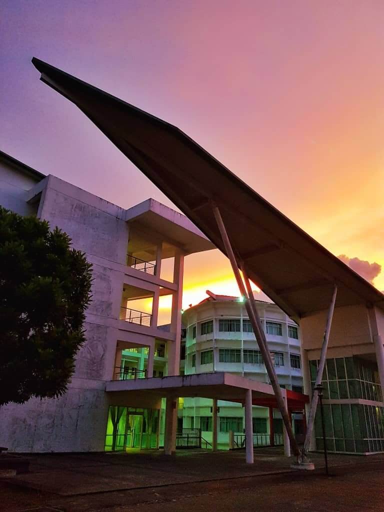 Gambar Sunset di IPTA Sarawak Ini Tular, Memang AMAZING!