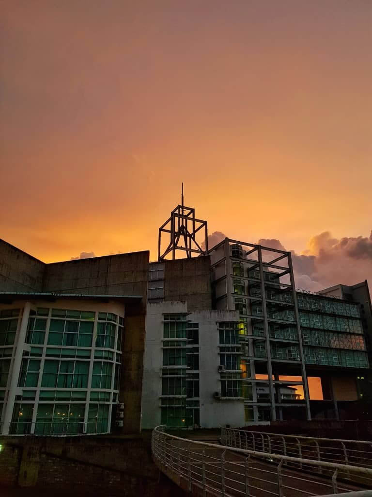 Gambar Sunset di IPTA Sarawak Ini Tular, Memang AMAZING!