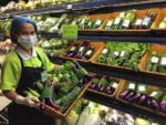 Pasaraya Terkemuka Sarawak Perkenal Bungkusan Daun Pisang untuk Barangan Segar