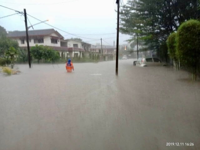 Akibat Hujan Lebat, Jalan-Jalan Di Kuching Tenggelam Teruk Dilanda Banjir Kilat