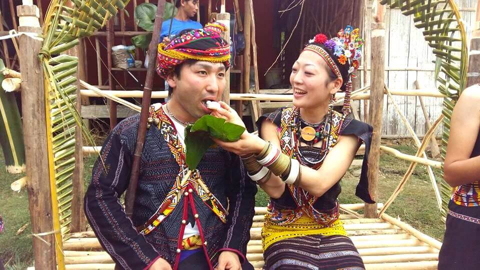 Pasangan Jepun kahwin ikut tradisi rungus 5 Ketahui 5 Adat Perkahwinan Unik Masyarakat di Sabah Sarawak