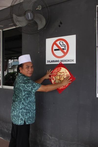 Restoran Melayu Di Sarawak Ini Selamba Hias Kedai Dengan Dekorasi Tahun Baru Cina