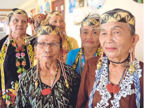 Kenali Tradisi Istimewa Telinga Panjang Orang Ulu