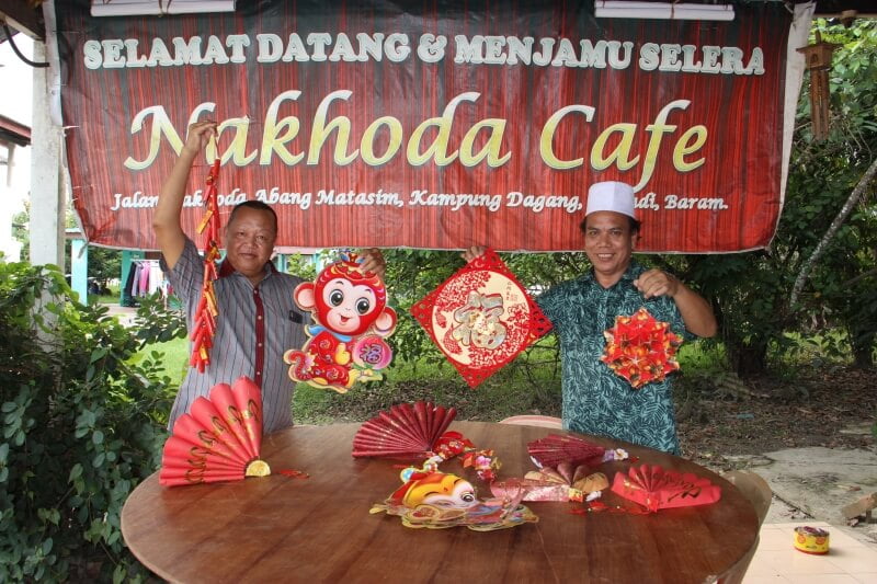 Restoran Melayu Di Sarawak Ini Selamba Hias Kedai Dengan Dekorasi Tahun Baru Cina