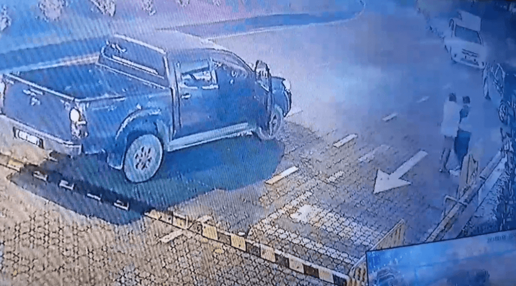 Viral Video Lelaki Guna Hilux Cuba Belasah Sekuriti Di VIVACITY Kuching
