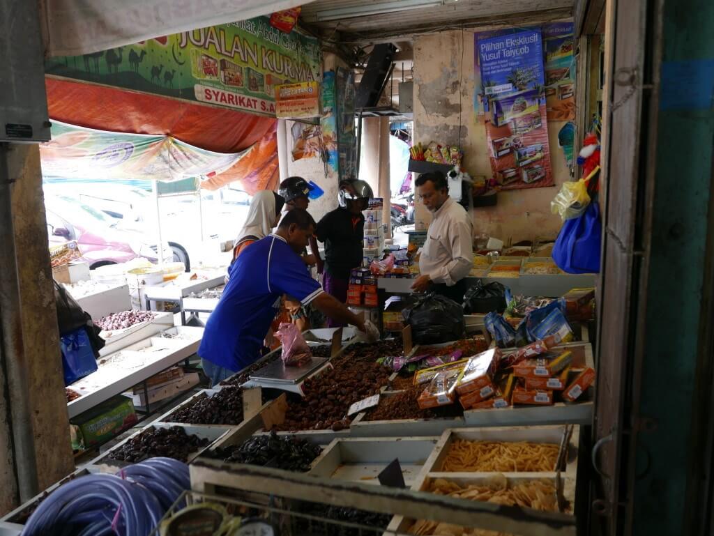 KLMJ? Ini 8 Tempat Lepak Nostalgia Kuching, Pasti Menggamit Kenangan 16 india street area kuching 60 KLMJ? Ini 8 Tempat Lepak Nostalgia Kuching, Pasti Menggamit Kenangan
