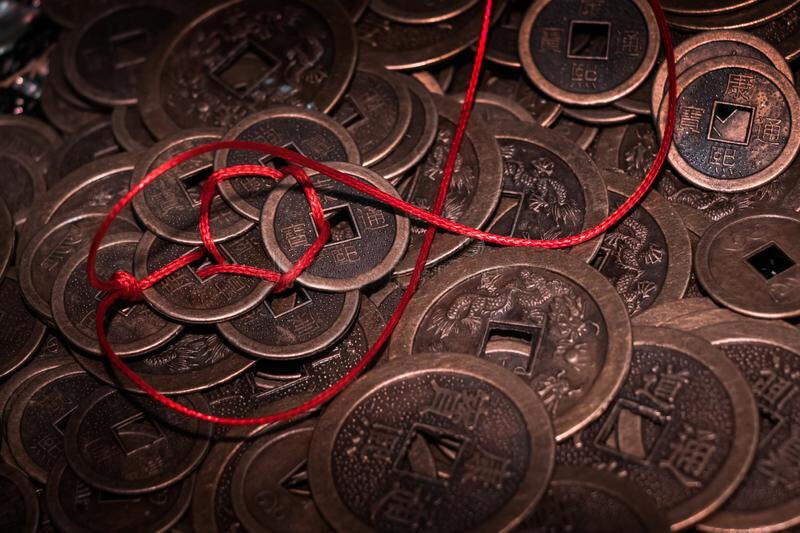 traditional oriental miniature fortune coins made necklaces ready to sell enchanted bronze engravings red thread 125317864 1 Ketahui Sejarah Ringkas Disebalik Pemberian Ang Pow Semasa Tahun Baru Cina