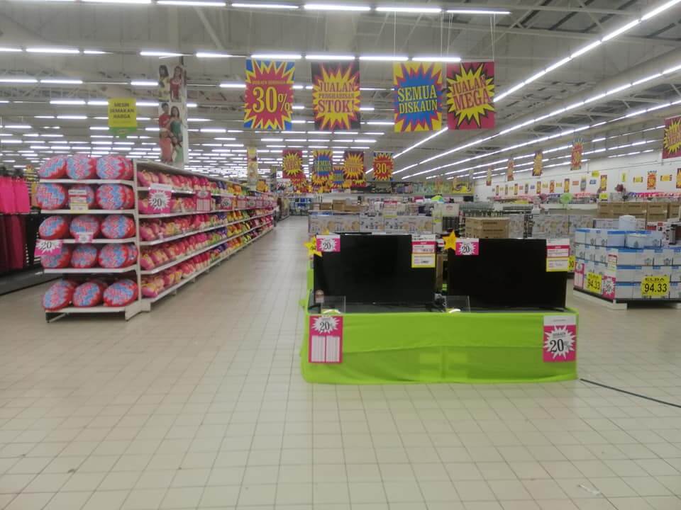 Giant Tabuan Diserbu Pelanggan Sempena Jualan Penutupan