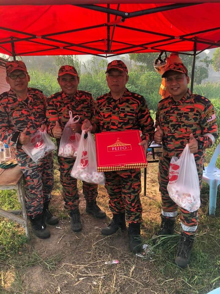 Dapat Burger Dan Pizza, Bomba Terharu Usaha Padam Kebakaran Di Kuala Baram Dihargai