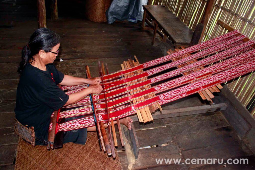 Ensaid Panjang Ikat Weaving Kenali Pua Kumbu, Seni Tenunan Tekstil Tradisional Masyarakat Iban