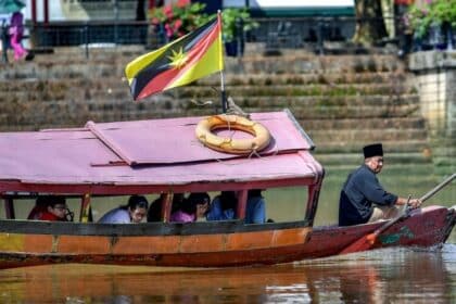 Kisah Bot Penambang Kuching Yang Teguh Berkhidmat Hingga Ke Hari Ini