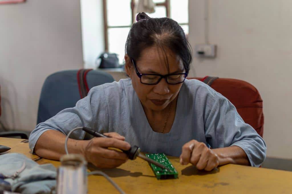 100 Buah Rumah Bakal Diterangi Cahaya Di Sabah, Terima Kasih Kepada 'Solar Mama' Ini