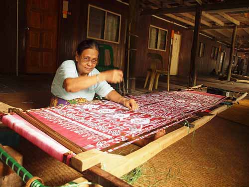 womanweaving Kenali Pua Kumbu, Seni Tenunan Tekstil Tradisional Masyarakat Iban