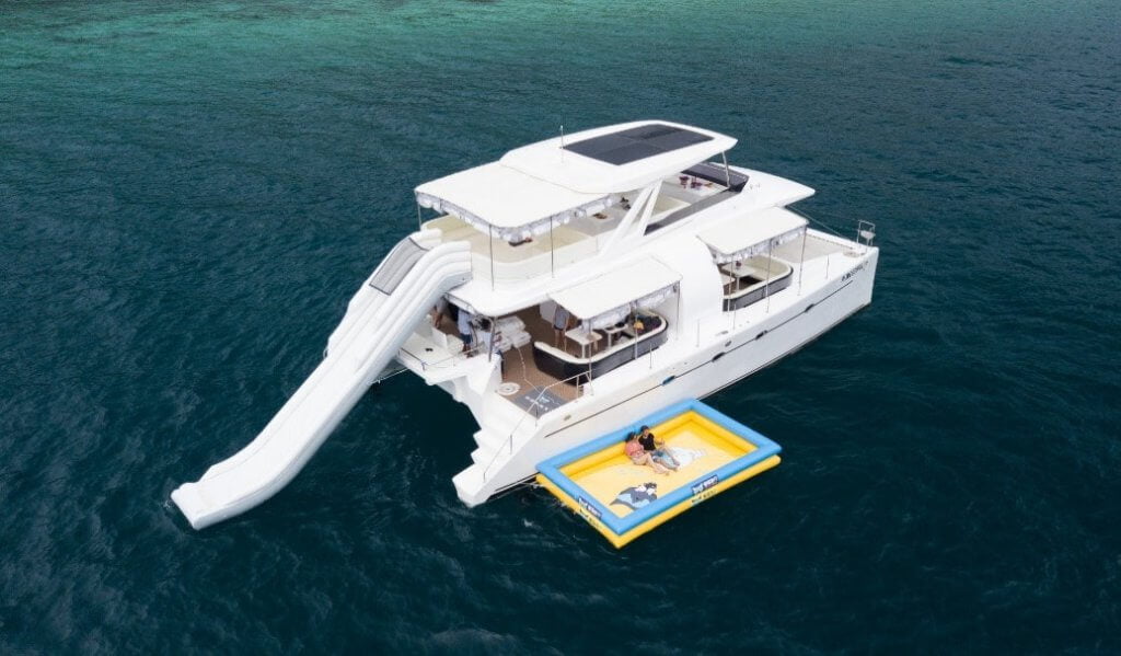 Dengan Bajet Bawah RM 150, Anda Kini Boleh Menaiki Cruise Bot Mewah Di Teluk Sepanggar