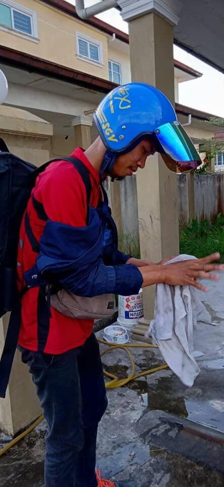 "Bantu Dulu, Delivery Kemudian" Sikap Lelaki Penghantar Makanan Di Kuching Ini Buat Netizen Tersentuh