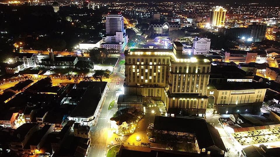 Papar Bentuk Hati Guna Lampu Bilik, Ini Kompilasi Pemandangan Hotel Yang Kreatif Di Kuching
