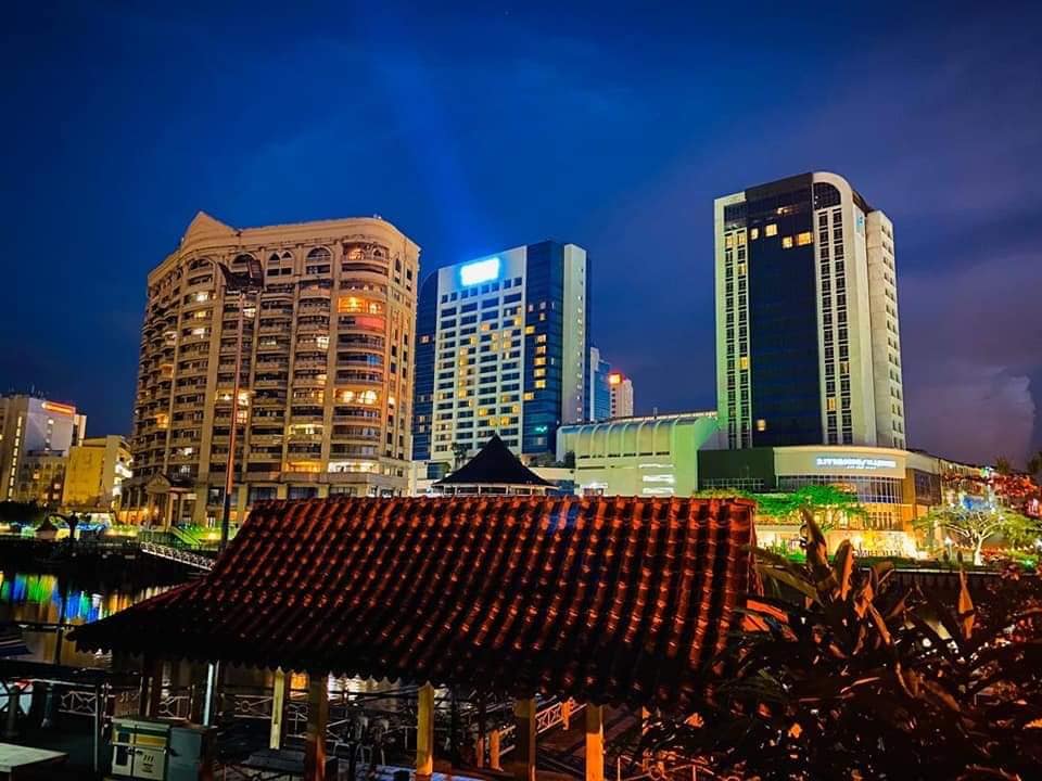 Papar Bentuk Hati Guna Lampu Bilik, Ini Kompilasi Pemandangan Hotel Yang Kreatif Di Kuching