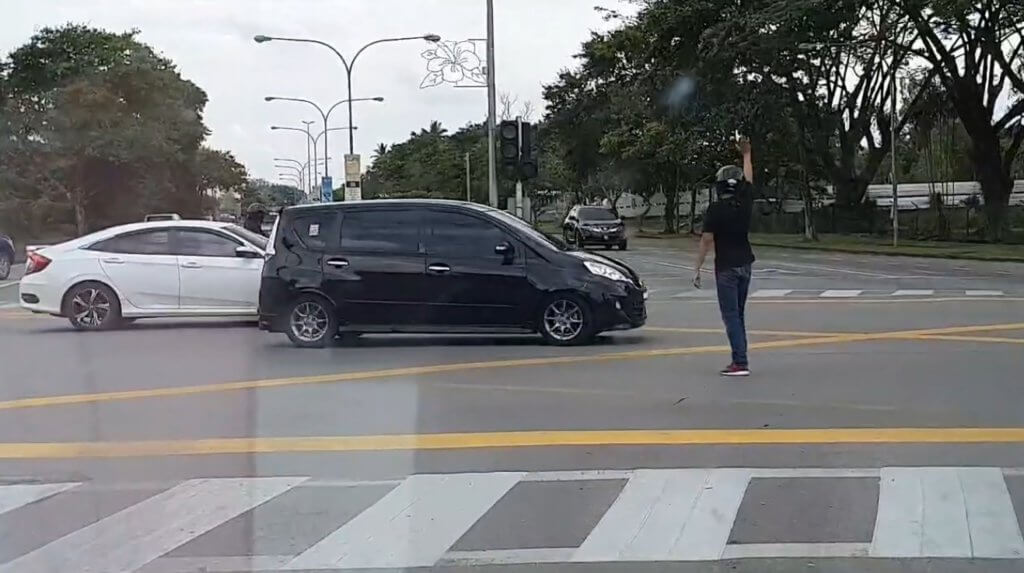 Lampu Trafik Rosak Di Simpang Thompson Corner Satok, Lelaki Ini Sanggup Turun Jadi Warden