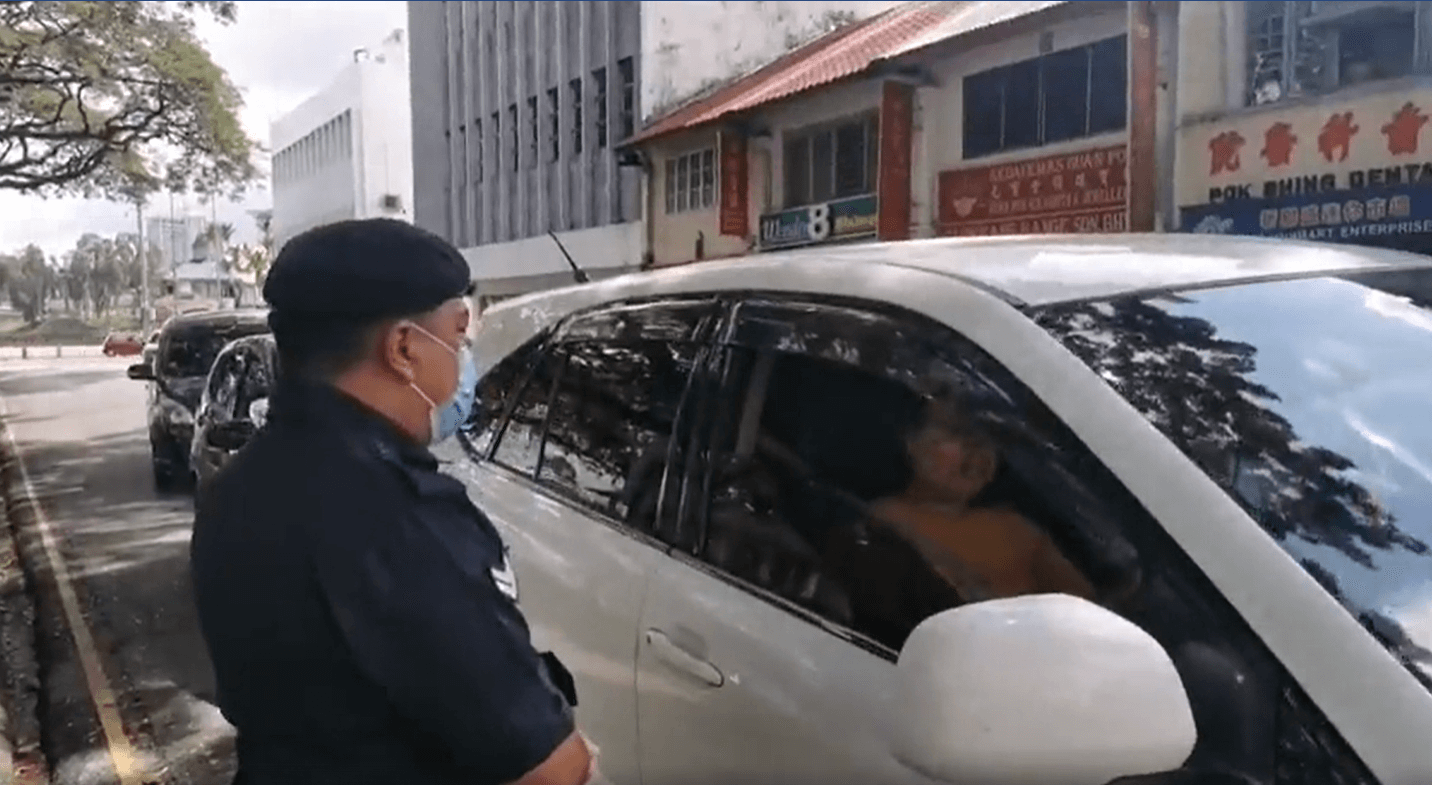 image 39 Polis Mula Laksana Sekatan Jalan Raya Di Sekitar Kuching