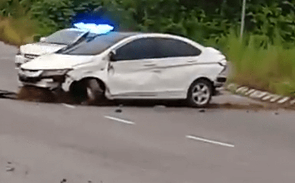 TULAR : Video Lelaki Ingkar Perintah Kawalan Pergerakan Langgar Kenderaan Polis Di Sarawak