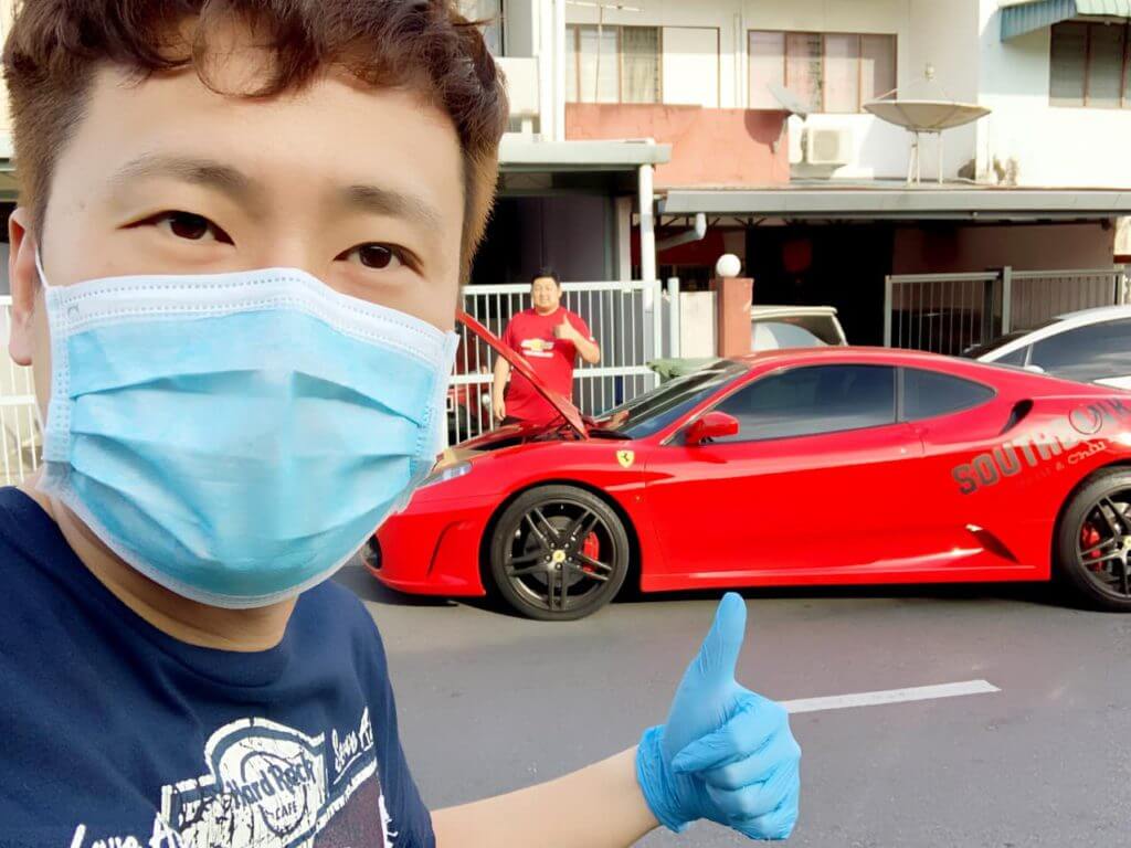 Pemilik Restoran Tarik Perhatian Guna Ferrari Buat 'Delivery' Makanan Di Kuching