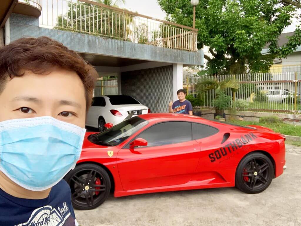 Pemilik Restoran Tarik Perhatian Guna Ferrari Buat 'Delivery' Makanan Di Kuching