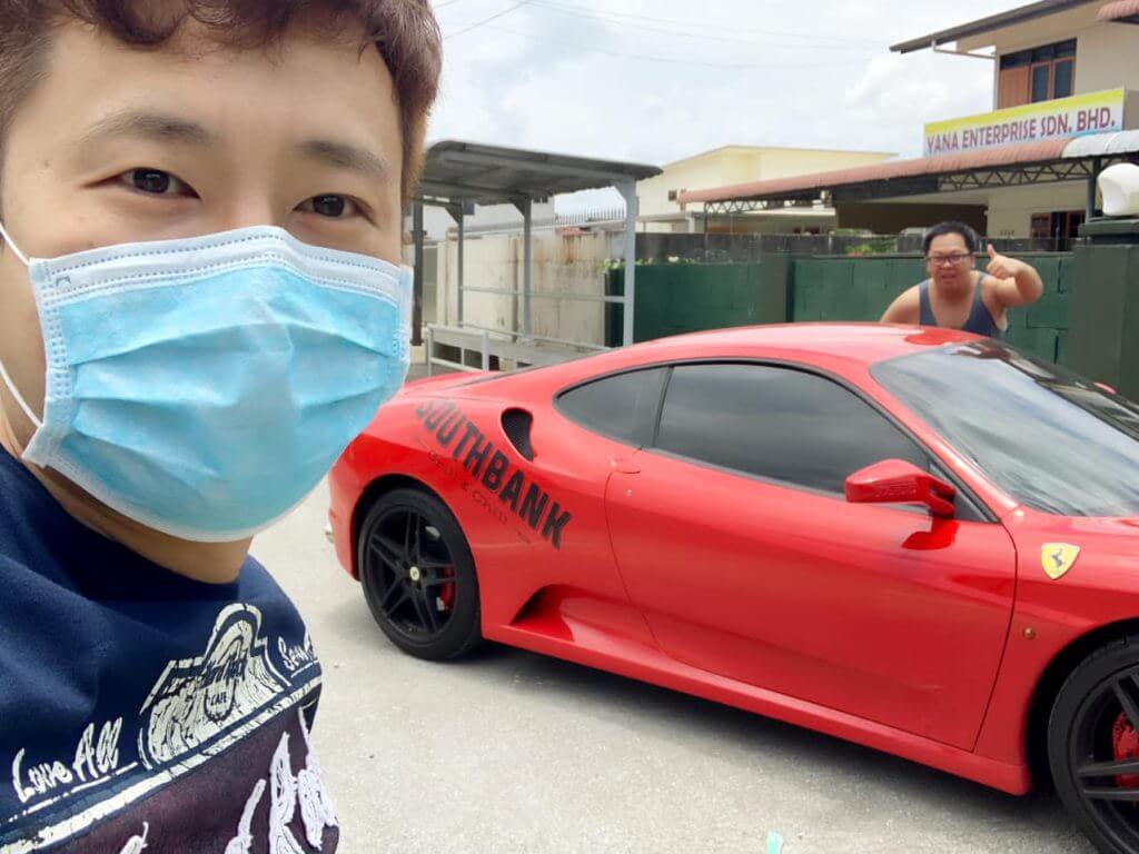 Pemilik Restoran Tarik Perhatian Guna Ferrari Buat 'Delivery' Makanan Di Kuching