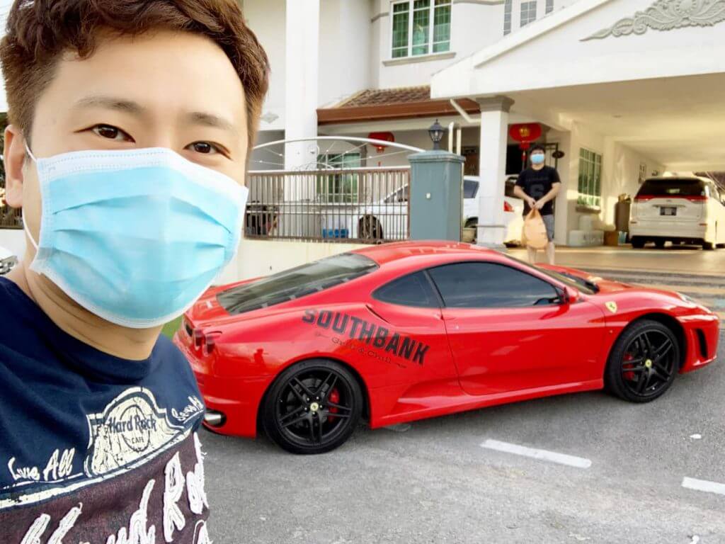 Pemilik Restoran Tarik Perhatian Guna Ferrari Buat 'Delivery' Makanan Di Kuching