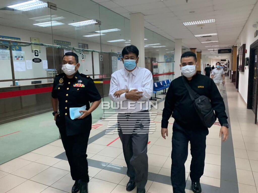 Bekas Guru Besar Di Kuching Dipenjara 3 Tahun, Kantoi Serah Projek RMT Kepada Isteri Sendiri