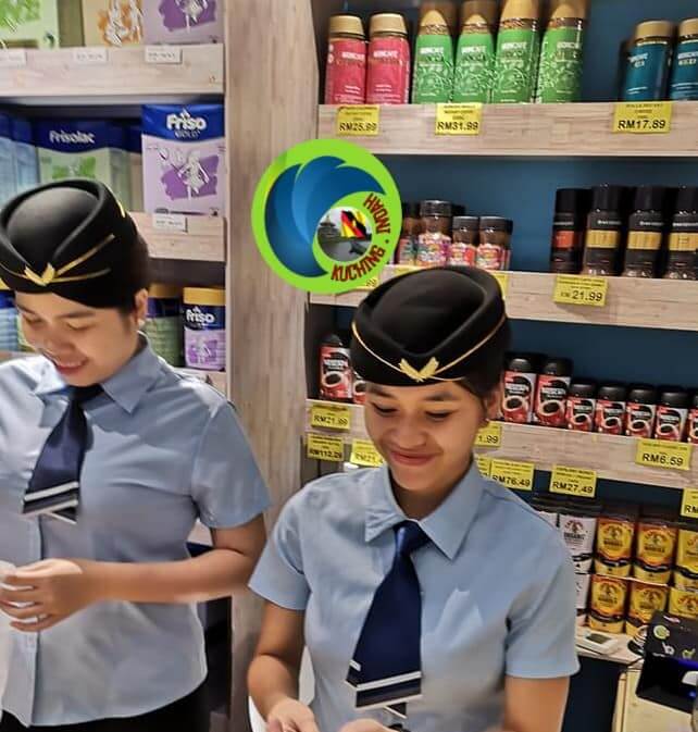 Berpakaian Seperti Pramugari, Ini Cara Kreatif Pasaraya Di Kuching Tarik Pelanggan