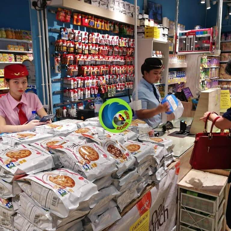 Berpakaian Seperti Pramugari, Ini Cara Kreatif Pasaraya Di Kuching Tarik Pelanggan