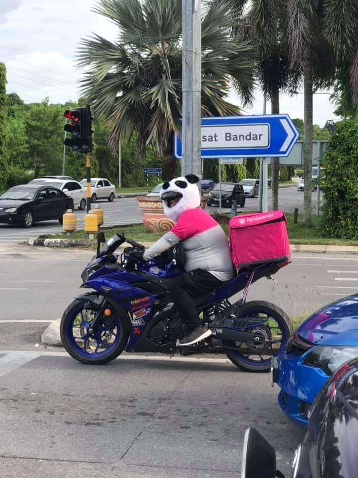 Guna Helmet Comel Seakan Panda, Rider FoodPanda Di Miri Ini Kini Viral Di Seluruh Malaysia 7 Guna Helmet Seakan Panda, Rider FoodPanda Di Miri Ini Kini Viral Di Seluruh Malaysia
