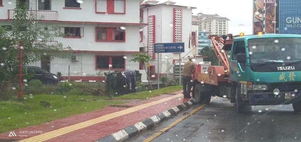 Tak Sampai Sehari, 12 Kemalangan Dilaporkan Di Kuching Akibat Jalan Licin