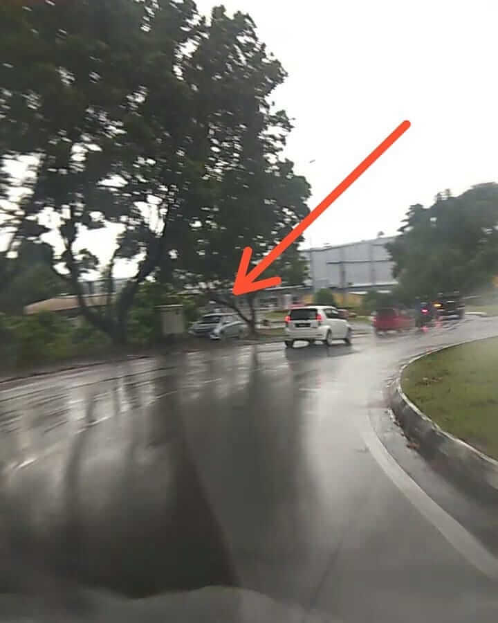 Tak Sampai Sehari, 12 Kemalangan Dilaporkan Di Kuching Akibat Jalan Licin