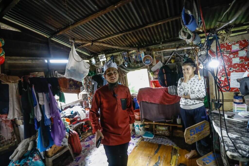 Tinggal Di Pondok Selama 30 Tahun, Ustaz Ebit Lew Bantu Keluarga Susah Di Sabah