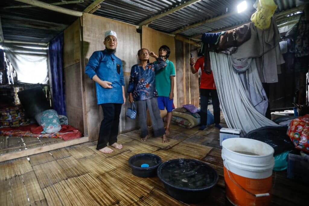Tinggal Di Pondok Selama 30 Tahun, Ustaz Ebit Lew Bantu Keluarga Susah Di Sabah 19 Tinggal Di Pondok Selama 30 Tahun, Ustaz Ebit Lew Bantu Keluarga Susah Di Sabah