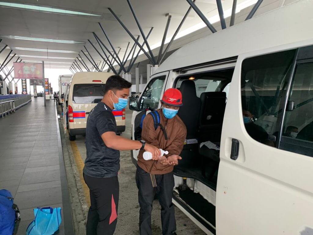 Uncle Kentang Bantu Lelaki Sarawak Berjalan Kaki Sejauh 80 KM Untuk Ke KLIA 8 Uncle Kentang Bantu Lelaki Sarawak Berjalan Kaki Sejauh 80 KM Untuk Ke KLIA