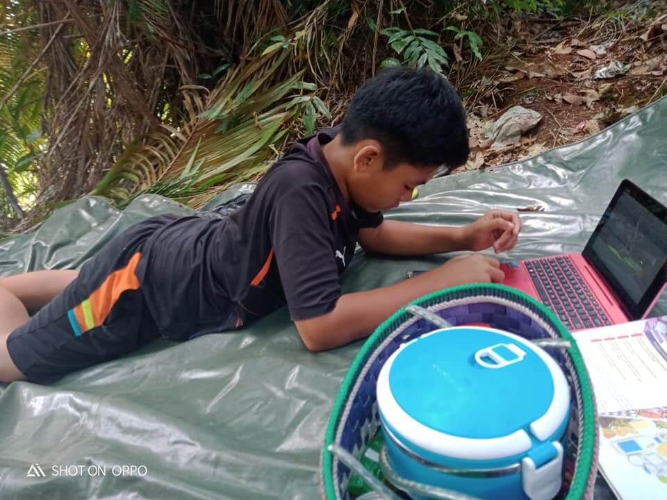 Setelah Kisah Veveonah, Tular Pula Pelajar Sarawak Belajar Di Dalam Hutan Untuk Cari Internet