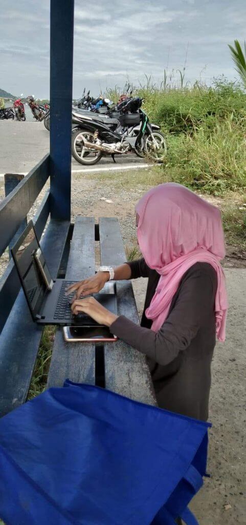 Tiada Akses Jalan Dekat, Penduduk Terpaksa Ke Jeti Dapatkan Internet Untuk Belajar Di Kampung Semilang Kuching