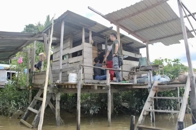 Sekumpulan Lelaki Terjun Ke Sungai Dipenuhi Buaya Semasa Diserbu Main 'Holo'