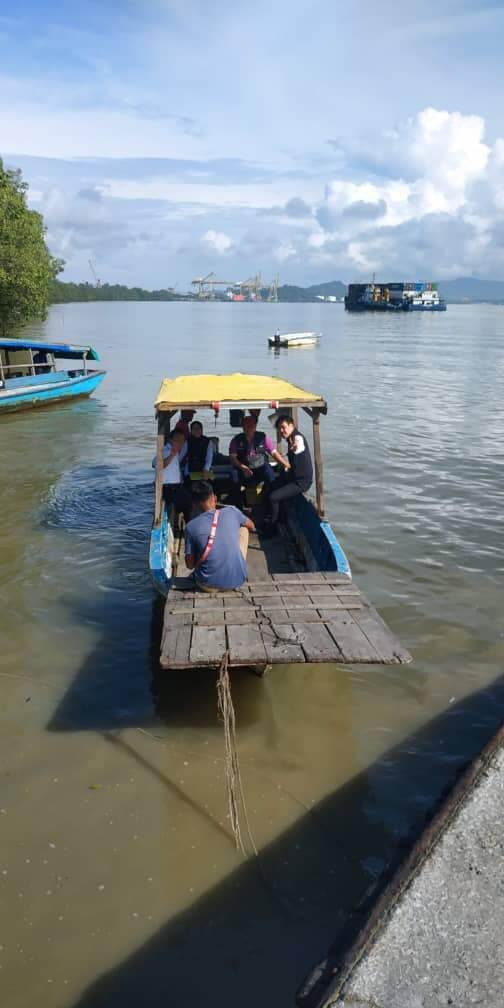Tiada Akses Jalan Dekat, Penduduk Terpaksa Ke Jeti Dapatkan Internet Untuk Belajar Di Kampung Semilang Kuching