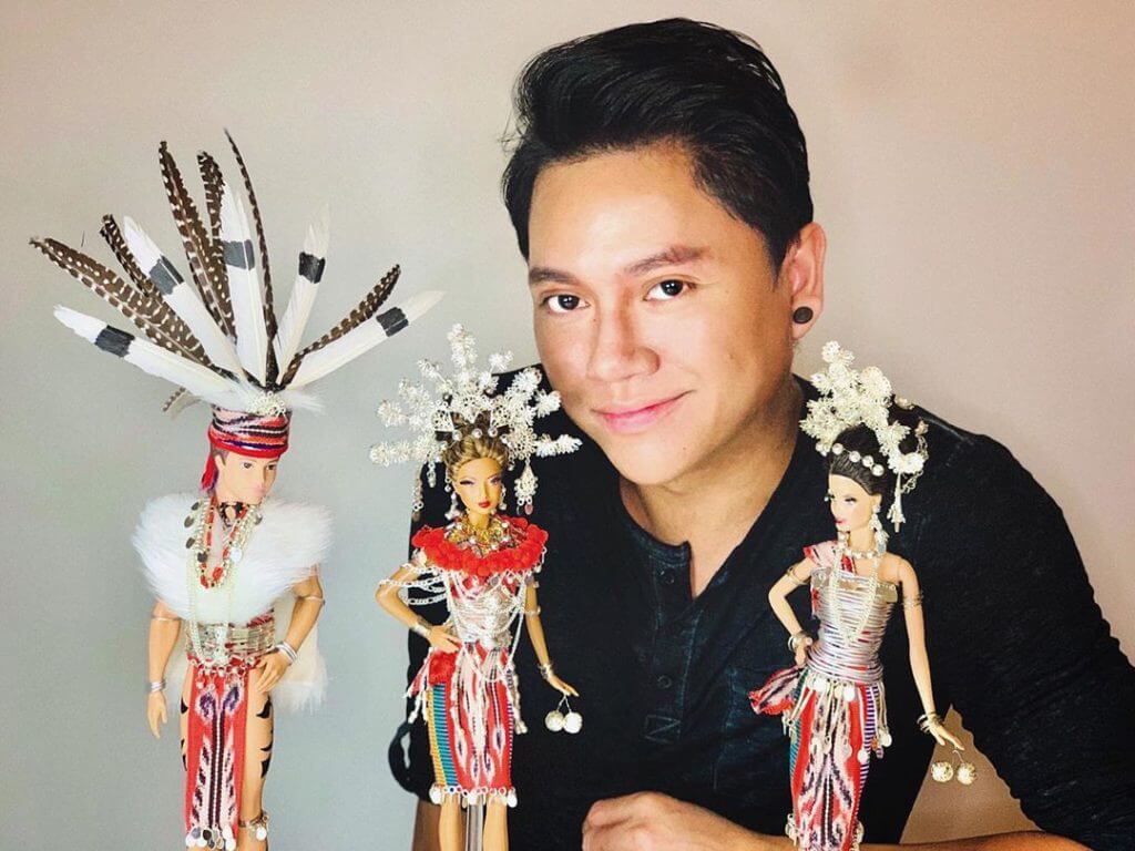 Lelaki Ini Tampil Kreatif Hasilkan Patung Barbie Versi Etnik Borneo