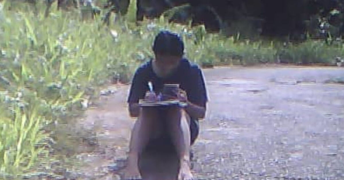 Kurang Capaian Internet, Pelajar Dari Sarikei Ini Sanggup Duduk Di Bawah Matahari Panas Demi Menduduki Peperiksaan