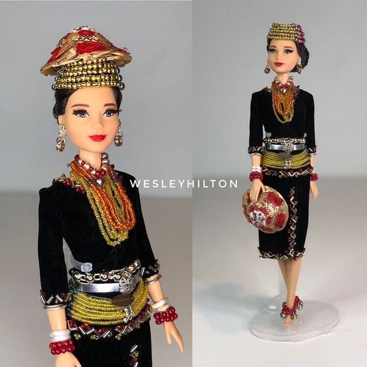 Lelaki Ini Tampil Kreatif Hasilkan Patung Barbie Versi Etnik Borneo