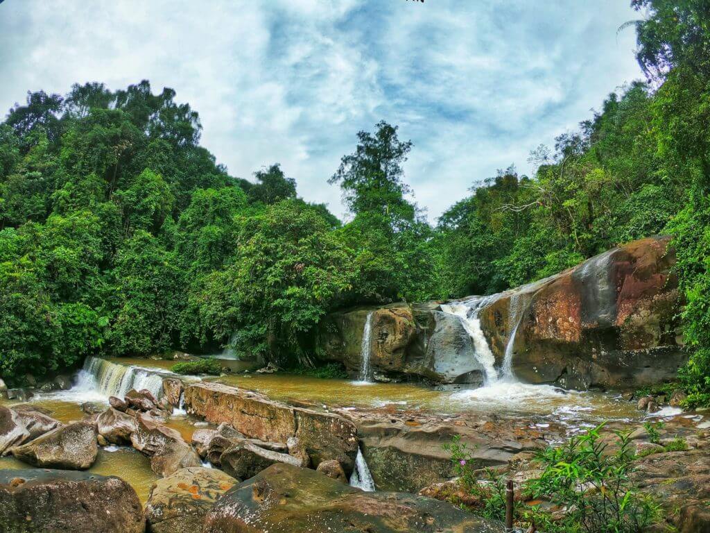 Kecewa Lihat Sampah Dibuang Di Air Terjun Bengoh, Lelaki Ini Sekolahkan Para Pendaki