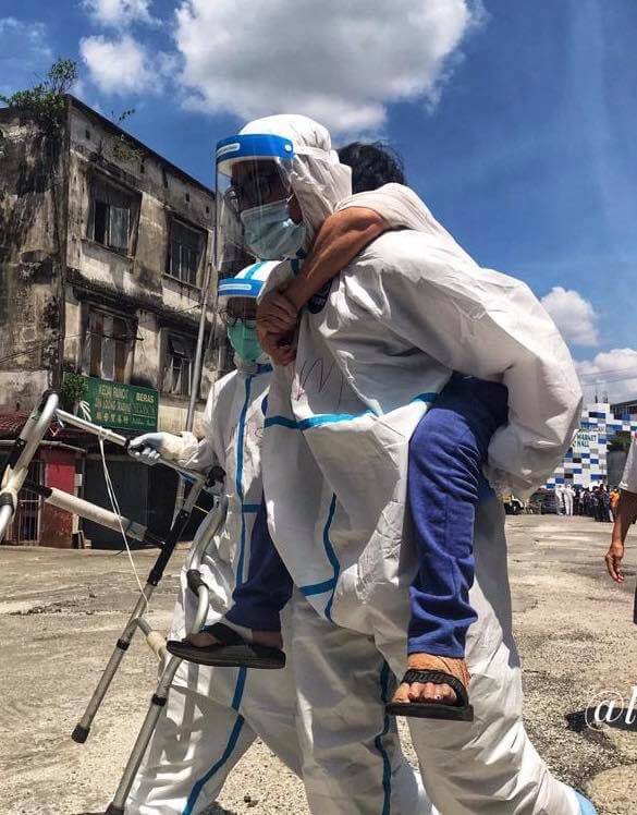 Terbaik! Puasa Bukan Penghalang Hero Barisan Hadapan Pikul Wanita Tua Ini Untuk Saringan COVID-19