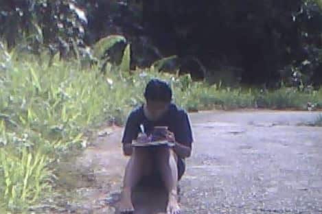 Sanggup Berpanas Atas Jalan, Lihat Usaha Gigih Pelajar Ini Dapatkan Capaian Internet Demi Peperiksaan 7 Sanggup Berpanas Atas Jalan, Lihat Usaha Gigih Pelajar Ini Dapatkan Capaian Internet Demi Peperiksaan