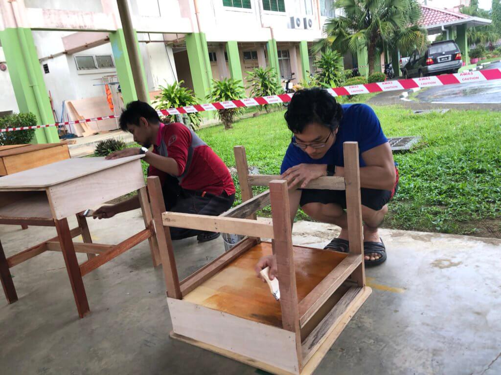 Gigih Hasilkan 80 Meja, Guru Di Sabah Ini Sanggup Bertukang Sendiri Demi Penjarakan Sosial Pelajar