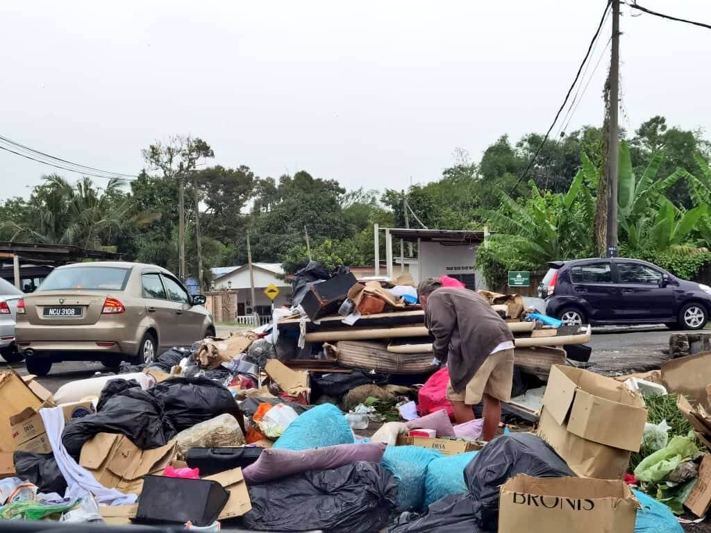 Lelaki Gelandangan Ini Terpaksa Korek Sampah Demi Mencari Pelitup Muka Bagi Elak Saman RM1K