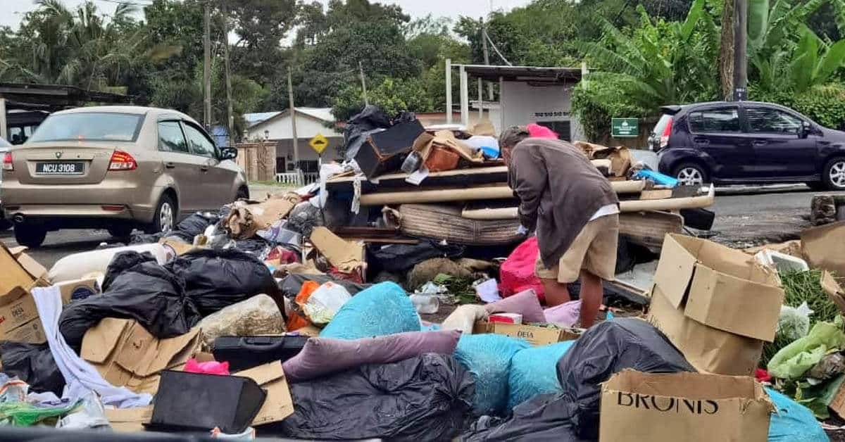 Lelaki Gelandangan Ini Terpaksa Korek Sampah Demi Mencari Pelitup Muka Bagi Elak Saman RM1K